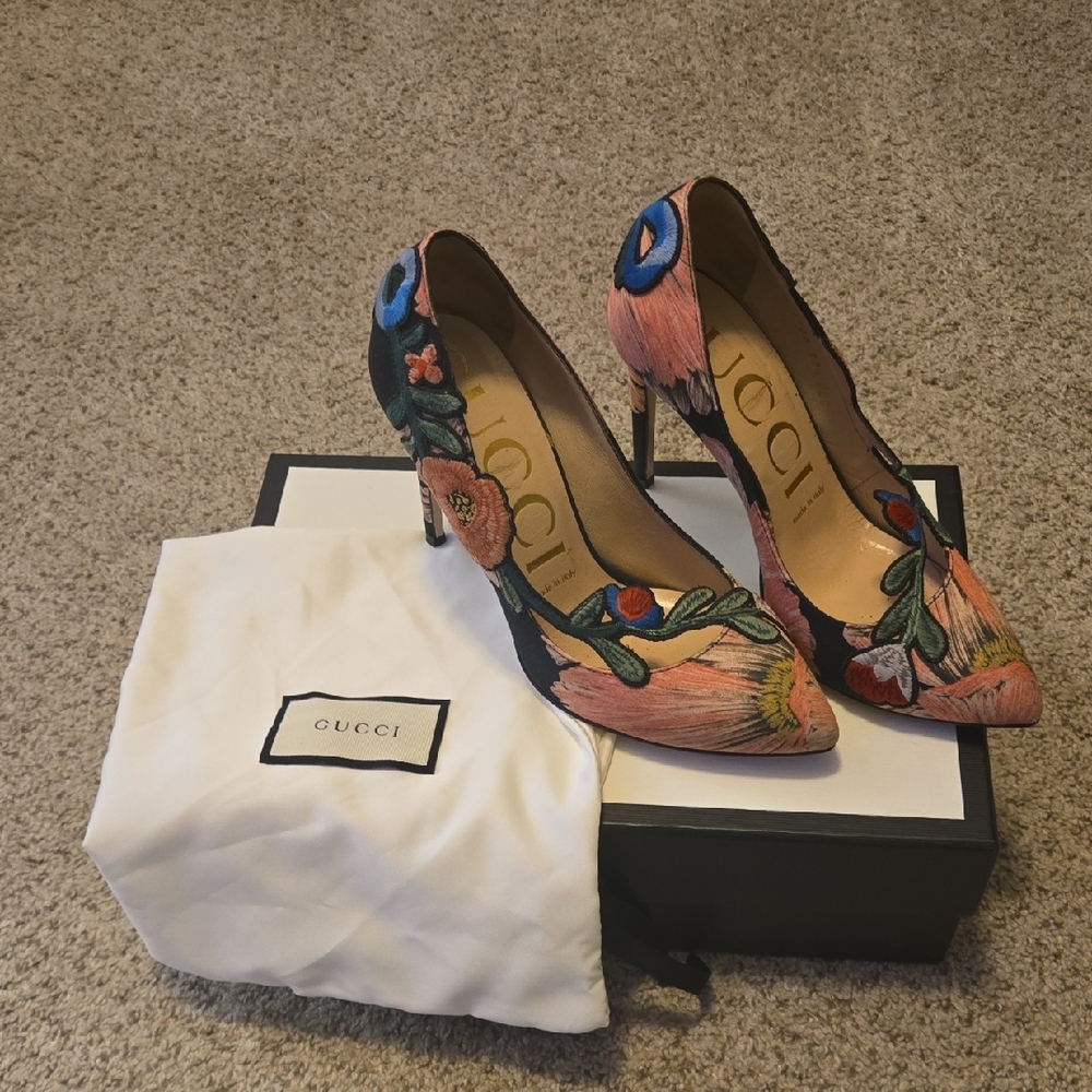 Gucci Women's Heels with Floral Embroidery - Pink and Blue